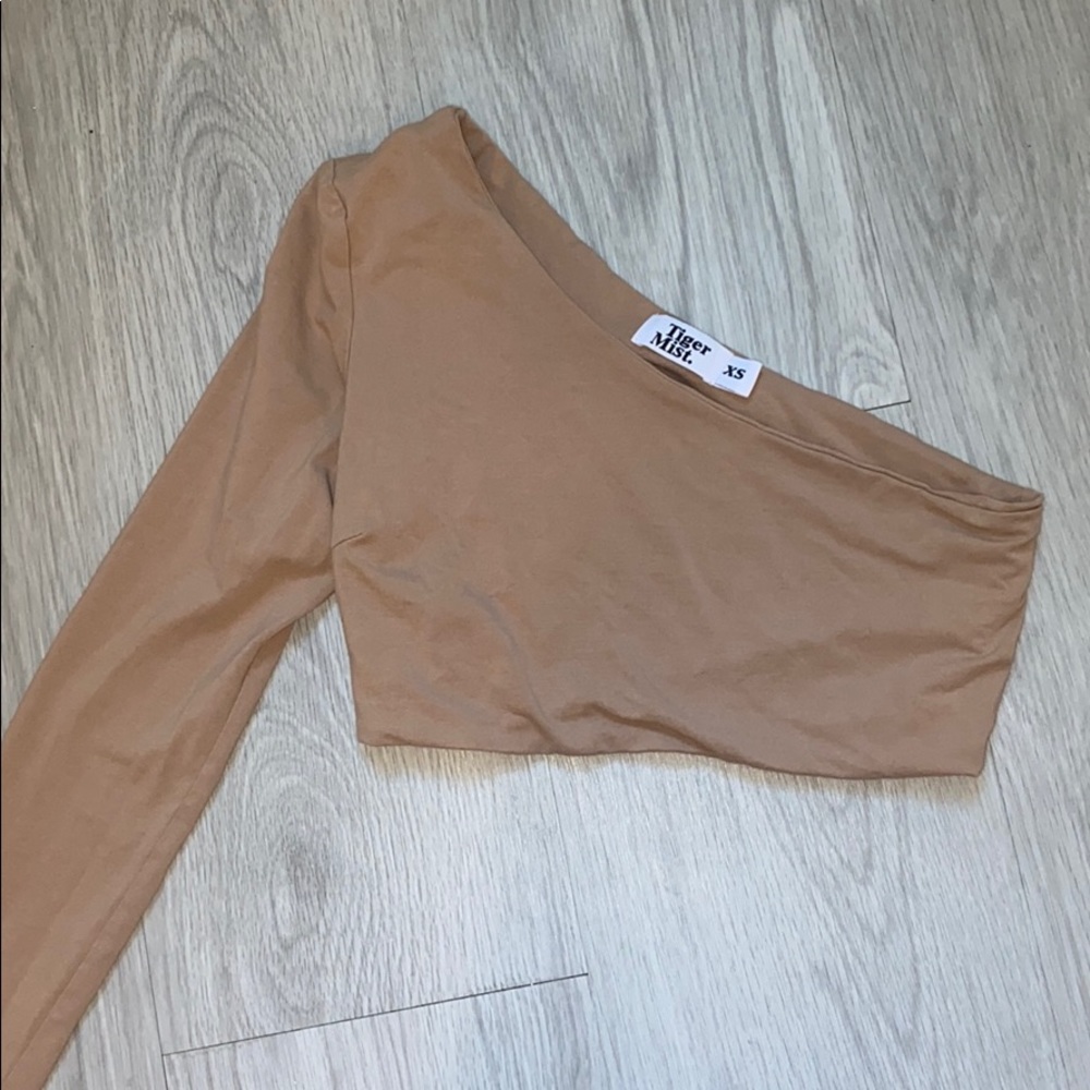 One shoulder top